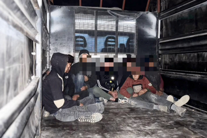 Hatay’da kamyonet kasasında 8 kaçak göçmen yakalandı: 3 kişi tutuklandı