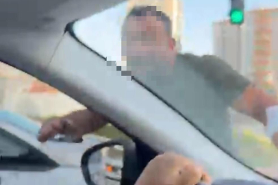 Trafikte tartıştığı kadınların otomobilini yumrukladı