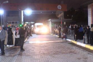 Türk aktivistler adli tıp işlemlerinin ardından ailelerine kavuştu