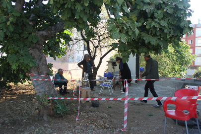 Antalya'da göçükte zarar gören evlerinden tahliye edilen aileler bekleyişini sürdürüyor