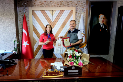 Avrupa’da tarihi başarı elde eden Narin Uluç’a plaket