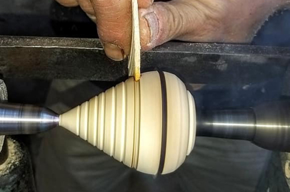 Unutulmaya yüz tutan oyuncak, usta ellerinde yeniden hayat buluyor