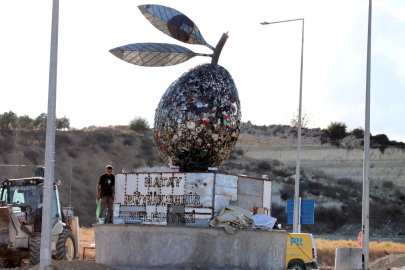 Atıktan estetiğe: Dev zeytin heykeli hayran bıraktı