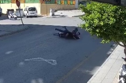 Kaza anı kamerada: 4 kişinin olduğu motosiklete araç çarptı