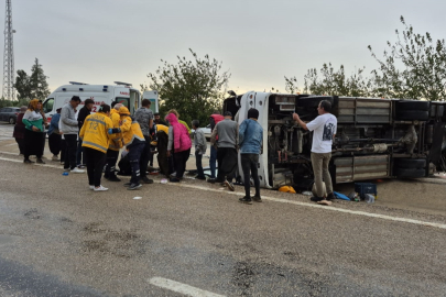 Kozan’da tarım işçilerini taşıyan midibüs devrildi: 11 yaralı