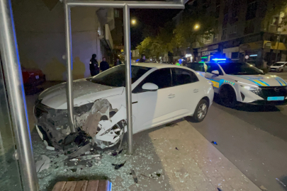 Tekirdağ'da polisten kaçan alkollü sürücü durağa daldı