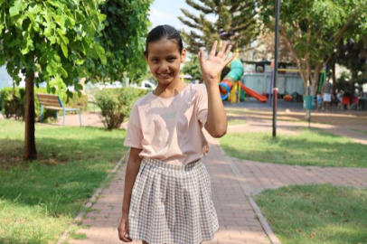 Adana’da belediye otobüsünün çarptığı küçük Rukiye, 4 yıl sonra protez bacağıyla ilk adımlarını attı