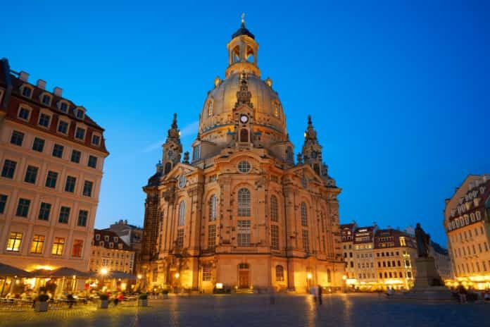 Dresden Frauenkirche ve Elbe Nehri Manzarası