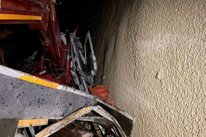 Kozan’da vinç devrildi: 2 yaralı