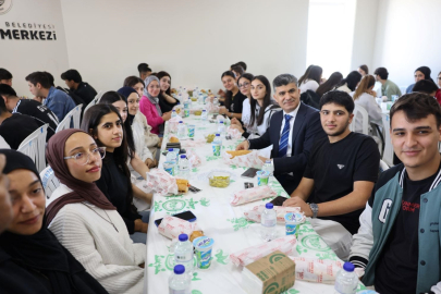 Mersin’de üniversite sınavına hazırlanan öğrencilere döner ikramı