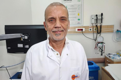 Adana’da kolunda serumla motosikletle yolculuk görenleri şaşırttı