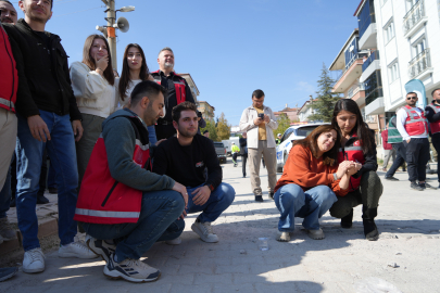 Deprem tatbikatı gerçeğe dönüştü: Rolünü o kadar benimsedi ki tatbikat bitse de devam etti
