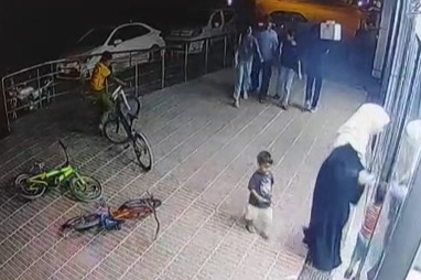 Markete alışveriş için girdi, bisikleti çalındı: Hırsızlık anı kameraya yansıdı