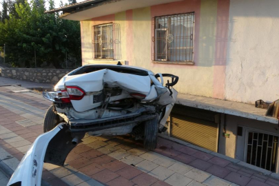 Otomobilin çarptığı araç savrularak evin balkonuna girdi: 2'si çocuk 3 yaralı
