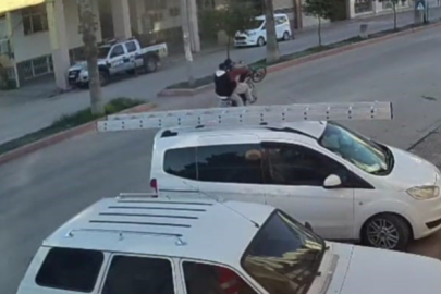 Adana’da motosikletin önünü kaldıran sürücü otomobile çarptı: 2 yaralı