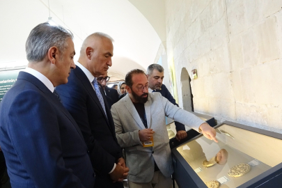 Bakan Ersoy, Mardin Kültür Yolu Festivali’nde sergileri ziyaret etti