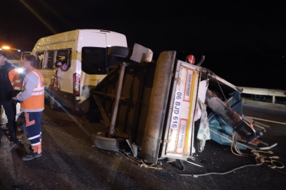Beykoz'da seyir halindeki servis minibüsü devrildi,  3 kişi yaralandı