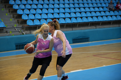 Edirne’de kadınlar kanser farkındalığı için pembe formayla oynadı