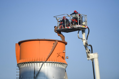 İzmir’de fabrika bacasında mahsur kalan 2 işçi 4 saatte kurtarıldı