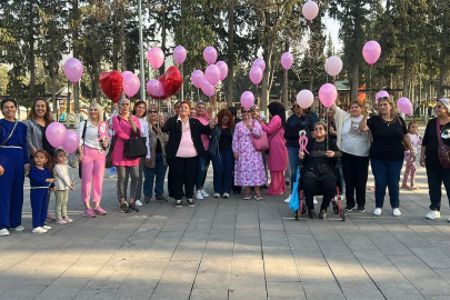 Meme kanserini yenen kadın farkındalık için gökyüzüne pembe balon bıraktı