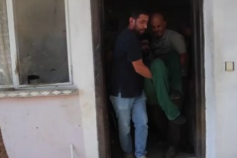 Evden çıkmayan telefon bağımlısı genç, saatler süren diyalogla ikna edilerek 3 yıl sonra duş aldırıldı ve tıraş ettirildi