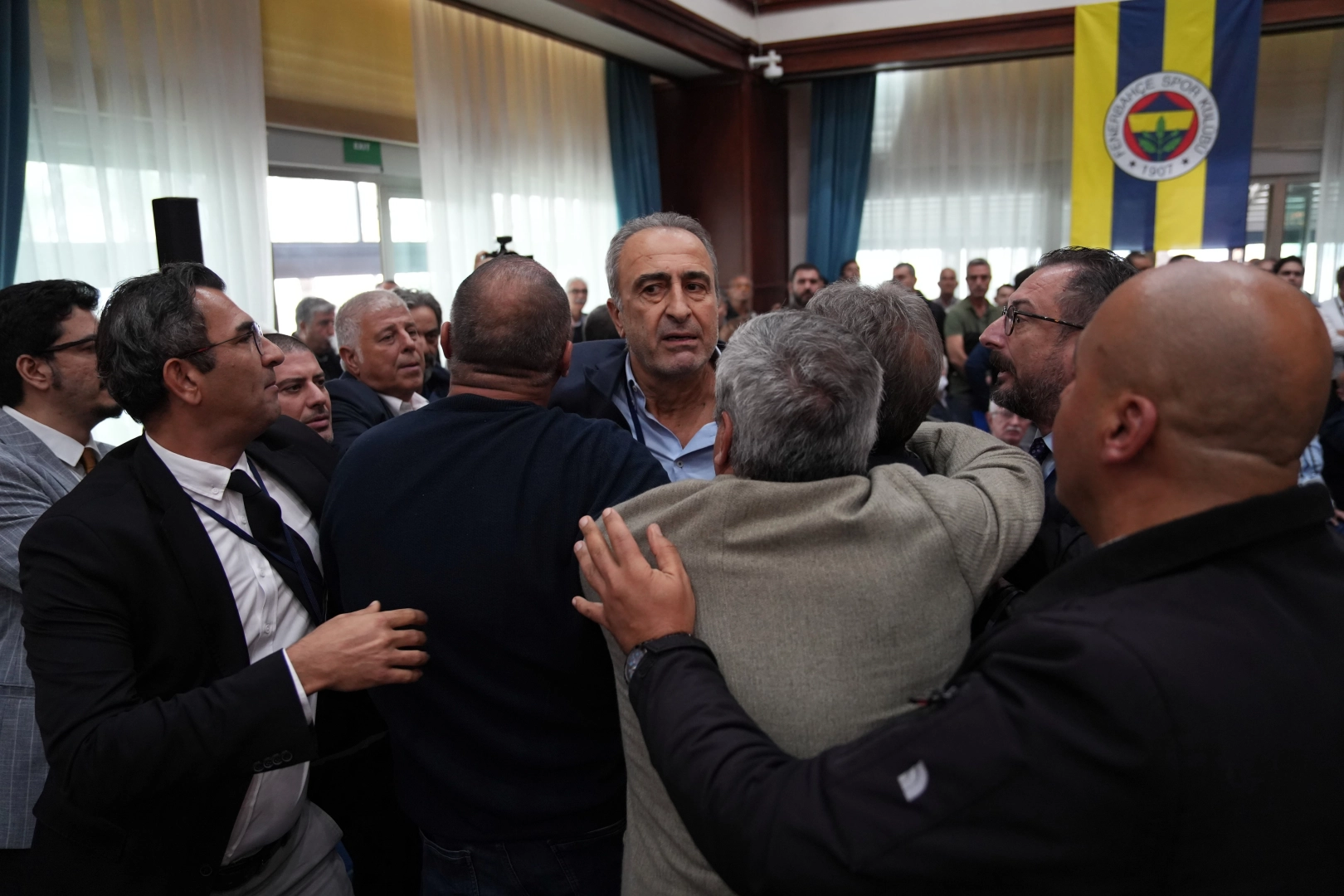 Fenerbahçe Yüksek Divan Kurulu Toplantısı’nda gergin anlar