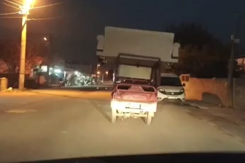 Yayaların canını hiçe sayan sürücü, trafiğe aldırmadan motosiklet üzerinde koltuk taşıdı