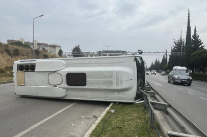 Gaziemir’de servis aracı devrildi: 5 yaralı