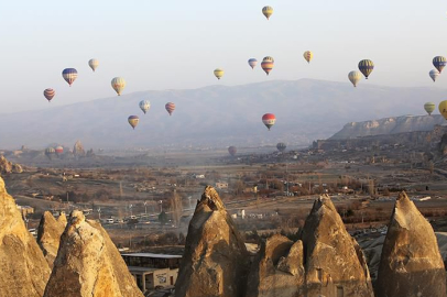 Kapadokya’da sıcak hava balonları sabah gökyüzünü renklendiriyor