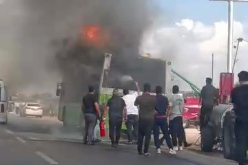 Adana'da belediye otobüsü alev alev yandı