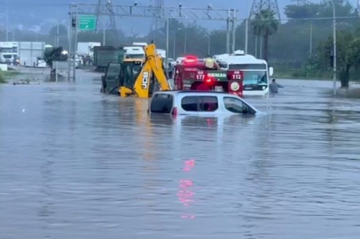 Hatay’da denizde hortum çıktı, karada etkili olan yağış sele neden oldu