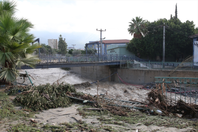 Hatay'da sağanak nedeniyle Toprakkale-İskenderun Otoyolu'nda araçlar mahsur kaldı