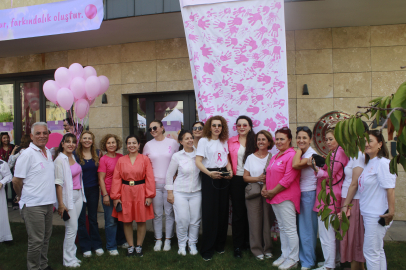 Adana’da meme kanserine dikkat çekmek için pembe balonlar gökyüzüne bırakıldı