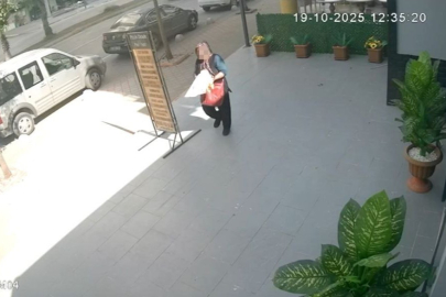 Adana’da yapay çiçek hırsızlığı kamerada: Poşete koyup uzaklaştı