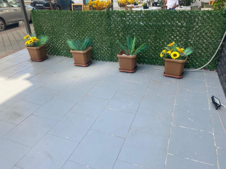 Adana’da yapay çiçek hırsızlığı kamerada Poşete koyup uzaklaştı 2