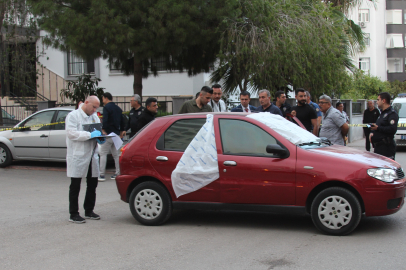 Adana'da yol ortasında otomobil içinde sır ölüm!