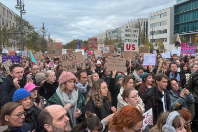 Almanya’da binlerce kişi Başbakan Merz’i protesto etti: “Şehrin görüntüsünde sorun biz değiliz, ırkçılık!”