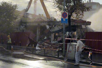 Kontrolsüz yıkım tehlike saçtı, bina parçaları caddeye savruldu