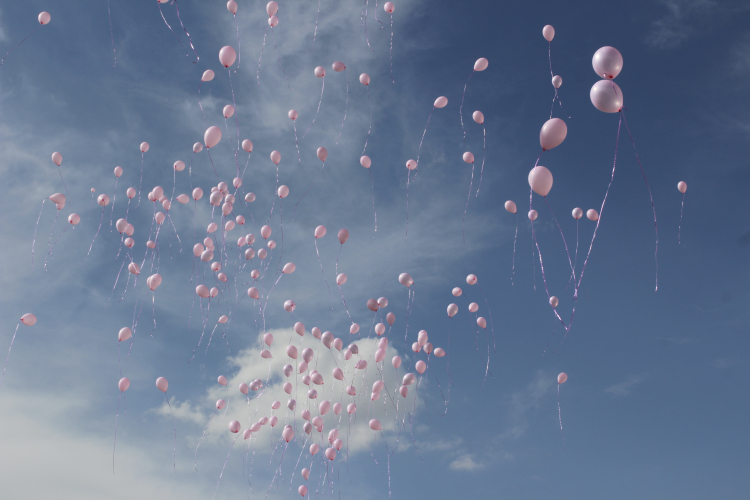 “Meme kanserinde düzenli tarama ve kontroller hayat kurtarır” Dr. Altunsu, “Meme kanserinde düzenli tarama ve kontrollerin önemi çok büyüktür. 40-69 yaş arası kadınlarımıza, iki yılda bir Sağlıklı Hayat Merkezlerimizde ve hastanelerimizde ücretsiz olarak tarama hizmeti sunuyoruz. Tüm kadınlarımızı bu merkezlerimize davet ediyorum. Ayrıca, tüm kanser türlerinde erken teşhis hizmetlerimiz tamamen ücretsizdir. Tüm vatandaşlarımızı, erken tanı konusunda bilgi almak ve gerekli kontrollerini yaptırmak üzere Sağlıklı Hayat Merkezlerimize ve tüm sağlık tesislerimize bekliyoruz.  Bu mücadelede bilgiyle, dayanışmayla ve umutla daha güçlü olabiliriz. Farkındalık, erken teşhisin ilk adımıdır. Her birimizin kendimiz ve sevdiklerimiz için düzenli sağlık kontrollerini ihmal etmemesi büyük önem taşıyor” diye ifade etti.