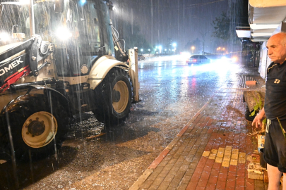 Osmaniye’de sağanak yağış etkili oldu: Cadde ve sokaklar suyla doldu