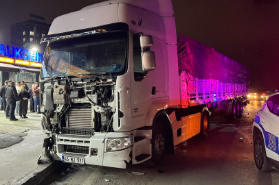 Sultangazi’de kontrolden çıkan tır 4 araca çarptı: 1 yaralı