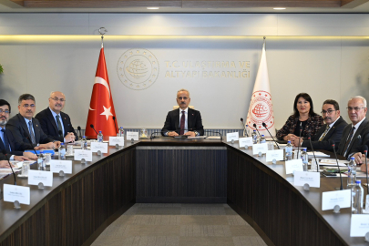 Bakan Uraloğlu, Adana Valisi ve İl Yöneticileriyle ulaştırma ve altyapı projelerini görüştü