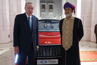 Cumhurbaşkanı Erdoğan’dan Umman Sultanı’na kırmızı Togg hediyesi