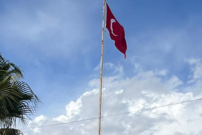 Yumurtalık’ta bayraklar yenilendi, ilçe kırmızı beyaza büründü