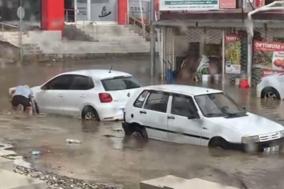 İzmir, Antalya ve Çanakkale’de sağanak hayatı felç etti