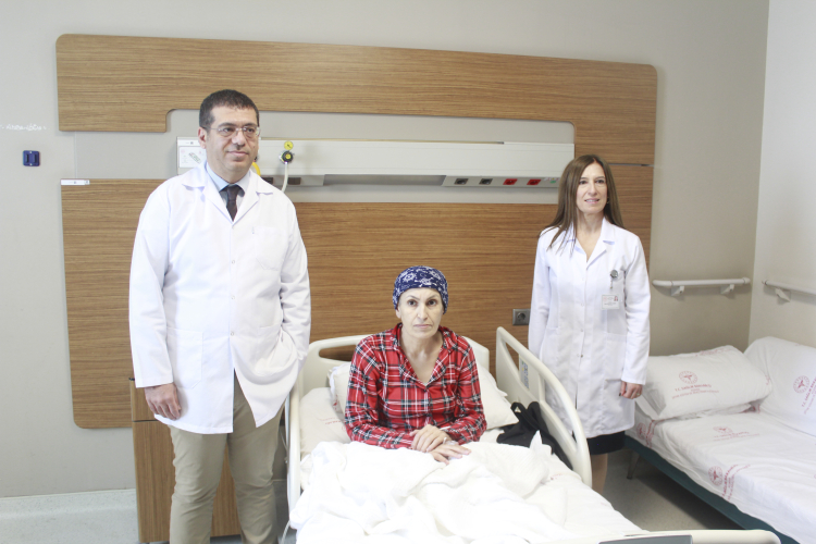 Basın toplantısının ardından Prof. Dr. Çil ve Prof. Dr. Duman, hastaları ziyaret ederek geçmiş olsun dileklerini iletti.