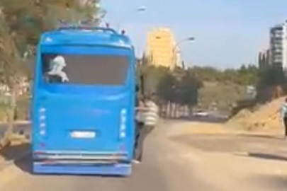 Adana’da tehlikeli yolculuk! Otobüsten sarkarak yolculuk yaptılar