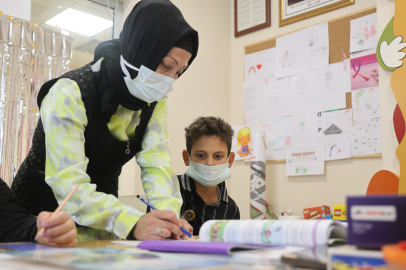 Meme kanserini yenen öğretmen, hastanede minik kalplere umut oluyor