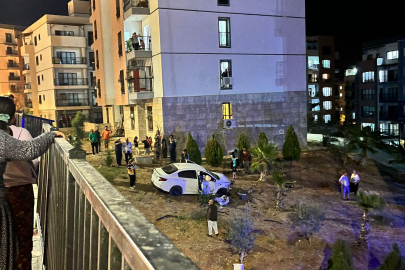 Adana’da otomobil korkuluklardan bahçeye uçtu! 3 yaralı