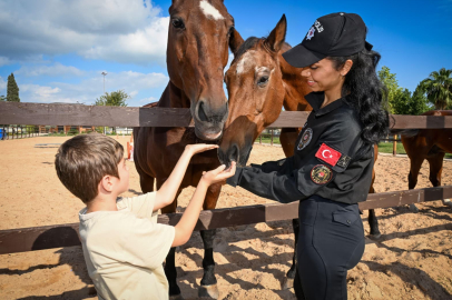 Adana’da polis ekipleri, özel çocuklara unutulmaz anlar yaşattı